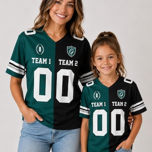 Puede incluir: Dos camisetas de cuello en V a juego con un diseño dividido en verde oscuro a la izquierda y negro a la derecha. Las prendas muestran el texto TEAM 1 y TEAM 2, el número 00 y gráficos de fútbol en el pecho con mangas de rayas.