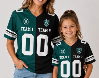 Op maat gemaakte voetbalshirts voor kinderen en volwassenen met twee teams, voetbalshirt met hartmotief en verdeelde teams, jeugdshirt met huismotief en verdeelde teams, shirt met huismotief en verdeelde teams