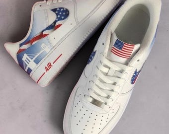 Scarpe da ginnastica Air Force 1 personalizzate dipinte a mano con bandiera americana per il 4 luglio / Bandiera USA / Statua della Libertà / Ponte di Brooklyn