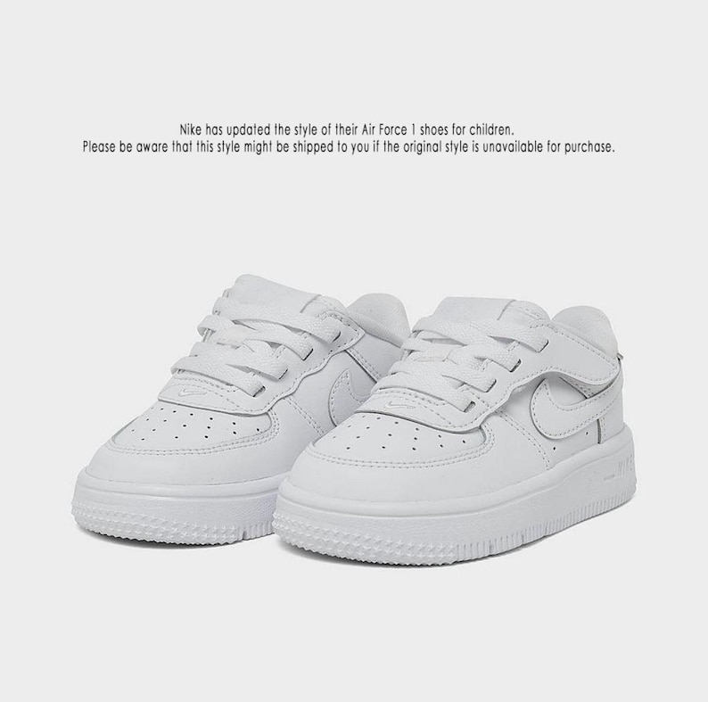 K&ouml;nnte beinhalten: Ein Set aus drei Keramikbechern mit gesprenkelter, matter Oberfl&auml;che. Die Becher sind in Creme-, Hellgrau- und Dunkelgraut&ouml;nen gehalten. Jeder Becher hat ein schlichtes, minimalistisches Design und einen abgerundeten Griff.