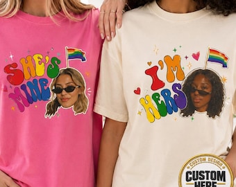 Camiseta personalizada con el lema "Ella es mía, yo soy suya", camisetas a juego para lesbianas y gays, camiseta retro arcoíris para parejas LGBT, regalo para novios y novias.