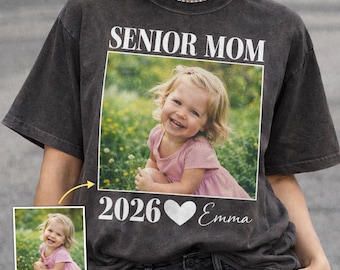 Camiseta personalizada con foto para mamás de último año 2026, camiseta de graduación con colores cómodos, camiseta personalizada con foto de la generación de 2026, regalo para una orgullosa mamá de último año.
