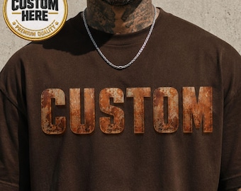 Camiseta personalizada con texto en color óxido, camiseta personalizada con efecto óxido, camiseta vintage con nombre desgastado, camiseta gráfica personalizada con textura de óxido.