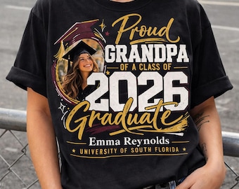 Camiseta "Familia orgullosa de un graduado de la Clase de 2026", Camiseta de graduación personalizada con foto de 2026, Camiseta a juego personalizada para la familia de graduados de último año de 2026