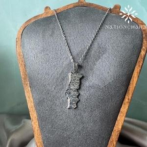 Bedel kaart omtrek Portugal • Vergulde roestvrijstalen bedel • Bedel kaart Portugal met plaatsnamen • Bedel ketting cadeau