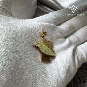 Dije de contorno de mapa de Francia • Dije de acero inoxidable chapado en oro • Dije de mapa de Francia con nombres de ciudades • Dije de collar de regalo