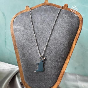Trinidad und Tobago Map Outline Charm • Edelstahl vergoldet Charm • Trinidad Map Charm mit Herz • Geschenk Halsketten Charm