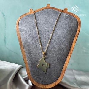Kolumbien Karte Umriss Charme • Edelstahl vergoldet Charme • Kolumbien Karte mit Herz Anhänger • Geschenk Halskette Charm