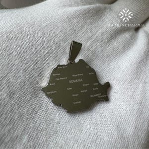 Berloque com contorno de mapa da Romênia • Berloque de aço inoxidável banhado a ouro • Berloque com mapa da Romênia com nomes de cidades • Berloque de colar para presente