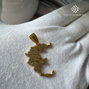 Griechenland Karte Umriss Charme • Edelstahl vergoldet Charme • Griechenland Karte mit Stadt Namen Charme • Geschenk Halskette Charm