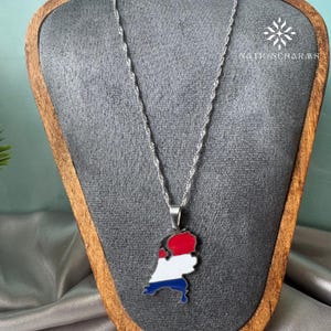 Breloque contour de carte des Pays-Bas • Breloque en acier inoxydable plaqué or • Breloque drapeau des Pays-Bas • Breloque pour collier cadeau • Breloques carte du pays
