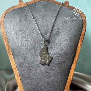 Luxemburg Karte Umriss Charme • Edelstahl vergoldet Anhänger • Luxemburg Karte Umriss Charme mit Regionsnamen • Geschenk-Halsketten-Charm