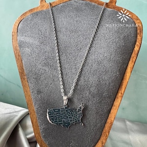 Breloque contour de carte des États-Unis • Breloque en acier inoxydable plaqué or 18 carats • Breloque carte des États-Unis avec noms d'États • Breloque pour collier cadeau