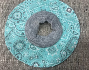 QUILTED Cat Show Bib Stretch Rib Slip Over Turtle Neck Collar Size Small Teal Bandanna