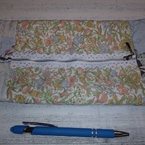 Pequeños accesorios cosméticos acolchados bolsa con cremallera tela con estampado de mariposas florales confeccionados en EE. UU.