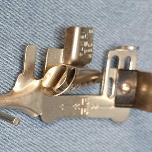 Vintage SINGER High Shank Bias Tape Presser Foot Attachment 161174 USA