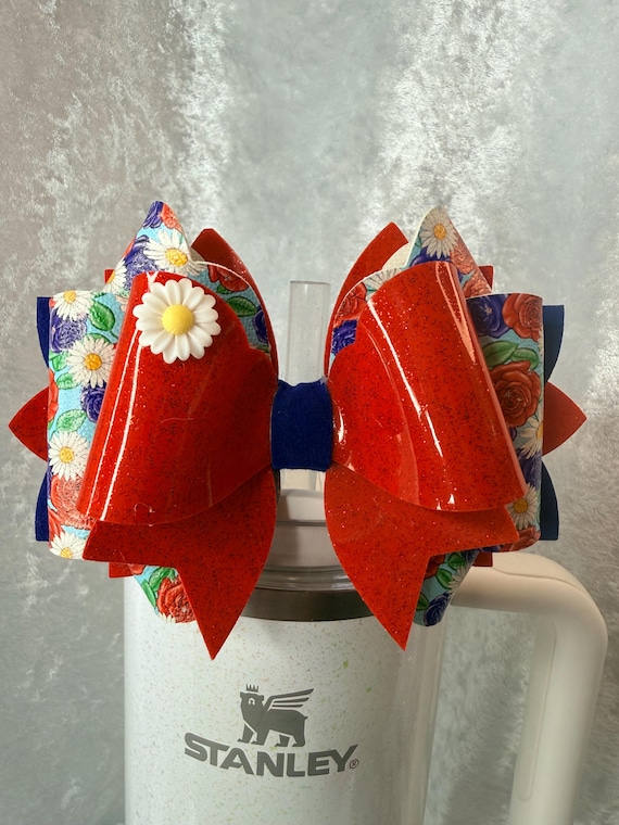 white daisies, red and blue roses tumbler bow