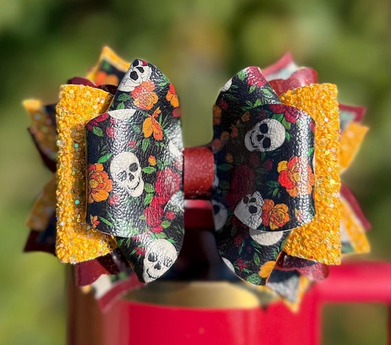 Skulls and roses tumbler bow