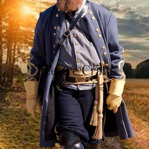Puede incluir: Un uniforme de la época de la Guerra Civil en tonos azules y grises. El abrigo tiene botones y adornos dorados, con guantes a juego. El uniforme incluye un cinturón, una faja y pantalones azul oscuro. El texto "Theatre Crafts" es visible.