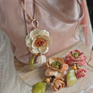 Puede incluir: Un juego de tres tazas de cerámica con un acabado moteado y mate. Las tazas son de color crema, gris claro y gris oscuro. Cada taza tiene un diseño simple y minimalista y un asa redondeada.