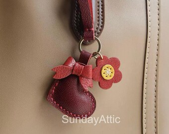 Ciondolo per borsa a forma di cuore e fiore in pelle, accessorio per borsa in pelle fatto a mano, ciondolo per borsa e borsetta, grazioso portachiavi a forma di cuore in pelle, regalo per lei