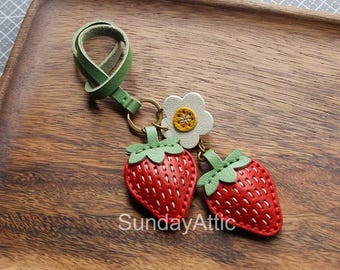 Charm de cuero de fresa Accesorio para bolso de cuero hecho a mano Charm para bolso y monedero Lindo llavero de cuero de fruta Regalo de cuero Regalo para ella