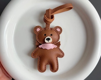 Leder Bär mit Flügel Taschenanhänger Bär Leder Schlüsselanhänger Handgefertigte Ledertasche Accessoire Handtasche und Geldbörse Charm Tier Schlüsselanhänger Leder Geschenk