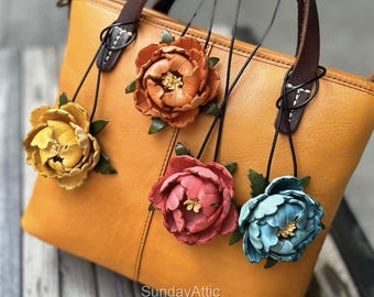 Blumen-Leder-Taschen-Charme- handgemachte Lederblumen- Taschenzusatz-Handtaschen- und Geldbeutel-Charme- nette Blumen-Schlüsselbund-Leder-Geschenk-Geschenk für sie