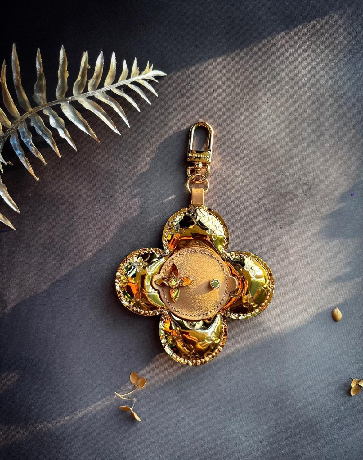 Apple❗️LOUIS VUITTON フラワーモチーフ キーホルダー Louis Vuitton Flower Bag Charm - Etsy