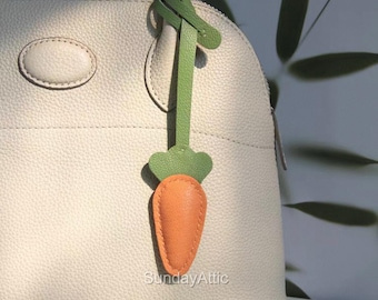 Ciondolo a forma di carota in pelle, ciondolo per borsa in pelle fatto a mano, ciondolo per borsa e borsetta, grazioso portachiavi a forma di verdura, regalo in pelle, regalo per lei