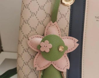 Portachiavi con ciondolo a forma di fiore di ciliegio in pelle fatto a mano, portachiavi con ciondolo a forma di fiore di ciliegio, portachiavi in pelle con ciondolo a forma di fiore di ciliegio, regalo per lei