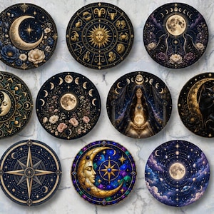 Könnte beinhalten: Eine Sammlung runder dekorativer Untersetzer mit himmlischen und astrologischen Designs. Jeder Untersetzer zeigt eine einzigartige Illustration, darunter Monde, Sterne, Tierkreiszeichen und florale Elemente. Die Farbpalette umfasst tiefe Blautöne, Goldtöne und Cremetöne.