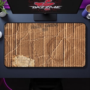 Könnte beinhalten: Rechteckiges Mauspad mit einem Design aus abgenutztem Karton und den Worten "FRAGILE HANDLING 1968". Das Pad hat einen schwarzen Rand und liegt auf einer dunklen Oberfläche.