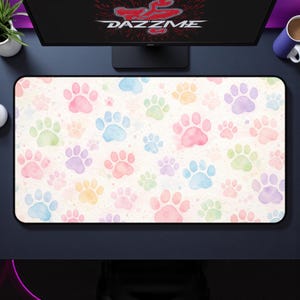 Könnte beinhalten: Eine weiße Keramik-Tasse mit schwarzem Henkel und dem Text "But First, Coffee" in fetter, schwarzer Schrift. Die Tasse ist mit einer dunklen Flüssigkeit, wahrscheinlich Kaffee, gefüllt und steht auf einer weißen Oberfläche.