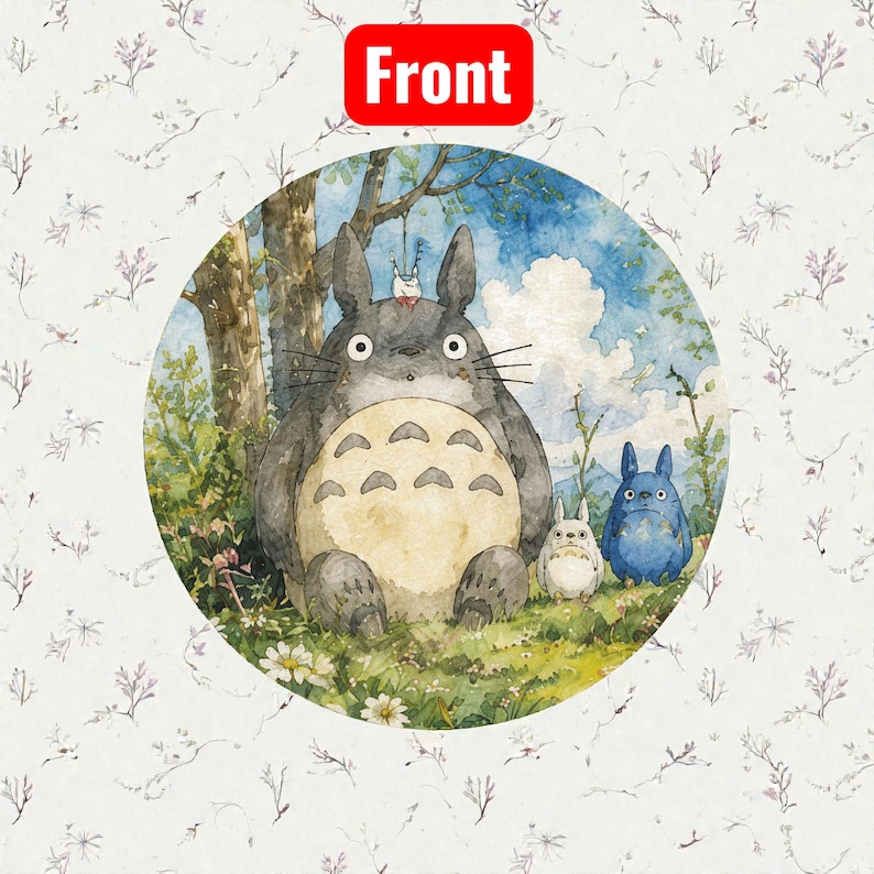 Pu&ograve; includere: Grafica rotonda con un'illustrazione ad acquerello di Totoro e dei suoi amici in un ambiente forestale. Il testo "Front" &egrave; incluso in un rettangolo rosso.