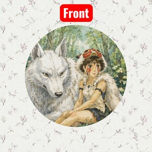 Pu&ograve; includere: Illustrazione circolare di una giovane donna e un lupo con uno sfondo di foresta. La donna ha la pittura rossa sul viso e indossa uno scialle di pelliccia e un copricapo. Il lupo &egrave; bianco. La parola "Front" &egrave; in un riquadro rosso.