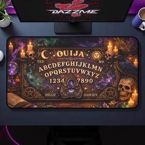 Könnte beinhalten: Rechteckiges Ouija-Brett-Mauspad mit detailliertem Design. Es zeigt ein zentrales Brett mit Buchstaben, Zahlen und den Worten "Hello" und "Good Bye". Das Design umfasst Totenköpfe, Kerzen, einen Raben und ein Sonnensymbol. Der Hintergrund ist mystisch.