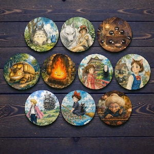 Pu&ograve; includere: Set di dieci sottobicchieri rotondi con illustrazioni colorate di personaggi e scene dei film d'animazione dello Studio Ghibli. Ogni sottobicchiere mostra un'immagine diversa, tra cui personaggi come Totoro, Howl e Kiki.
