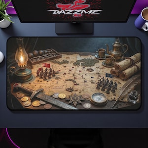 Könnte beinhalten: Rechteckige Schreibtischunterlage mit detailliertem Kartendesign, Miniaturfiguren, einem Schwert, Münzen und einem Kompass. Die Unterlage enthält eine Lampe, ein Teeservice und gerollte Schriftrollen. Der Text "DAZZME" ist oben sichtbar.