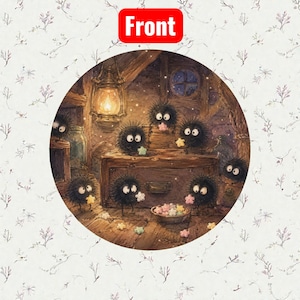 Pu&ograve; includere: Illustrazione circolare raffigurante una scena interna accogliente con diverse piccole creature nere e soffici. Sono riunite attorno a una cassa di legno, alcune con caramelle a forma di stella. Una lanterna &egrave; appesa al soffitto, illuminando la scena.