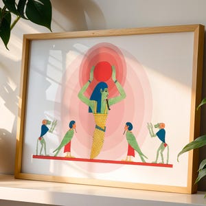 Peut inclure: Une impression d'art encadrée avec une illustration d'inspiration égyptienne. L'œuvre représente une figure centrale à la peau verte, aux cheveux bleus et à une robe à motifs jaunes et dorés, tenant un soleil rouge. Deux personnages encadrent la figure centrale.