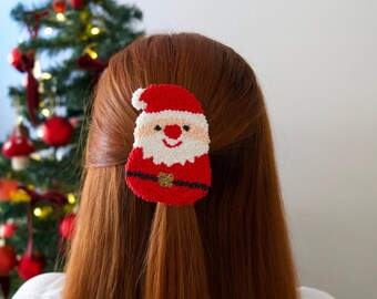 Handgefertigte Punch Needle Haarspange: Festliches Weihnachtsaccessoire