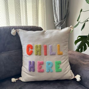 Punch Needle Kissen: &quot;&quot;Chill Here&quot;&quot; gesticktes Kissen.&quot;