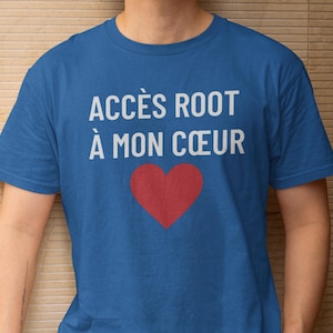 Peut inclure: T-shirt bleu avec l'inscription blanche "Accès Root à mon cœur" et un cœur rouge. Le t-shirt est à manches courtes et fabriqué dans une matière douce.