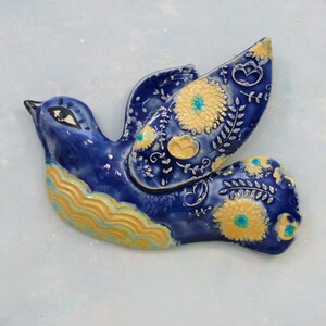 Uccello da parete in ceramica, scultura di uccello colorata e divertente da appendere alla parete, decorazione a forma di uccello blu e giallo per la casa e il giardino realizzata a mano da un artista della Carolina del Nord.