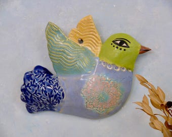 Arte de cerámica para colgar en la pared con pájaros, decoración colorida y divertida para tu hogar y jardín, arte de cerámica hecho a mano por Cathy Kiffney