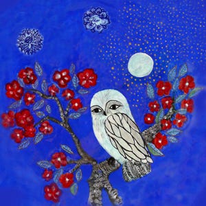 Pode incluir: Ilustração de uma coruja branca com detalhes pretos em um galho com flores vermelhas sobre um fundo azul. O fundo apresenta uma lua, estrelas e elementos decorativos.
