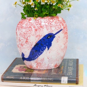 手作り陶芸花瓶：イッカクと桜の装飾 - Etsy 日本