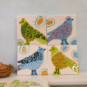 Piastrelle in ceramica raffiguranti uccelli, piastrelle in argilla fatte a mano, piastrelle dipinte a mano con uccelli e uova, arte murale, piccola arte raffigurante uccelli, regalo colorato per la mamma, baby shower