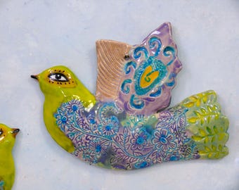 Gran pájaro de cerámica para colgar en la pared, escultura de pájaro volando hecha a mano, pájaro artístico colorido, arte de pájaro caprichoso para el hogar y el jardín. ¡Un gran regalo!